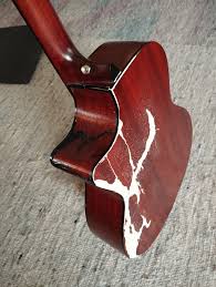  Após descobrir que a ex tinha encontro, homem quebra violão nela e é preso